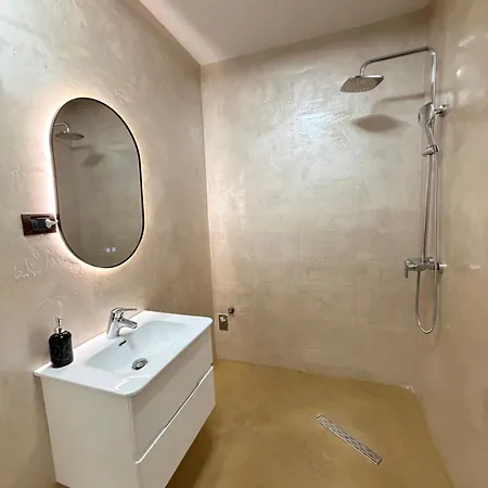 Luxury 4 Near Square 21 地拉那