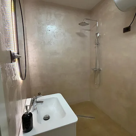 Luxury 4 Near Square 21 Apartment