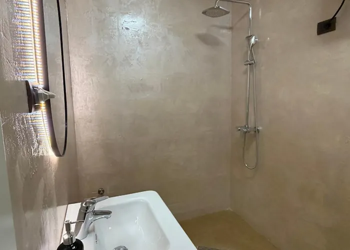 Luxury 4 Near Square 21 Apartment